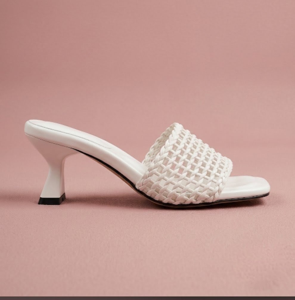 Elegant women’s kitten heel sandal 👡