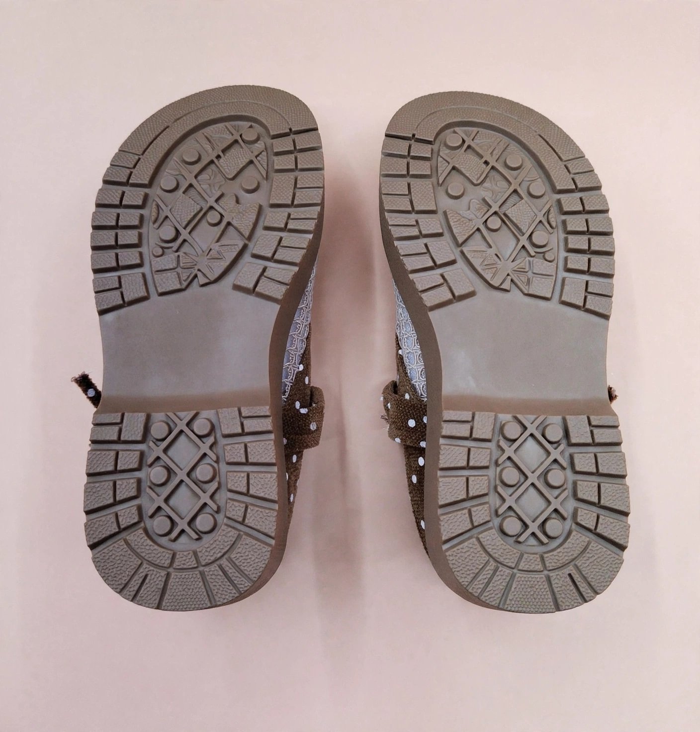 Stylish women’s casual slip-on shoes. - Image 4